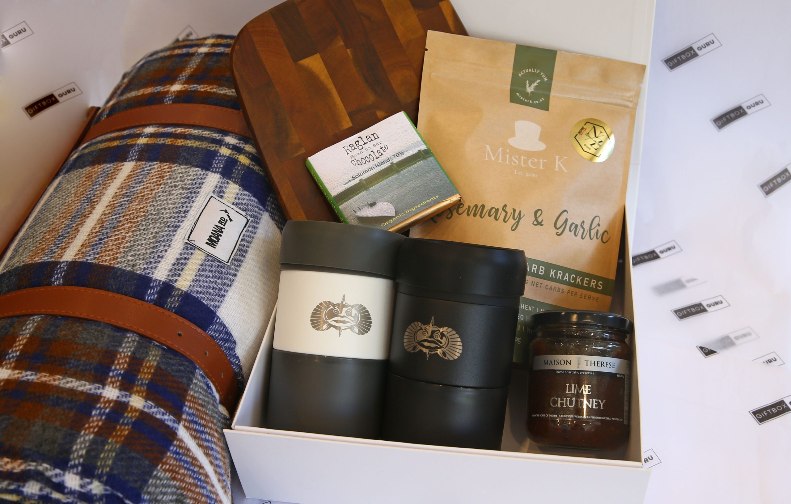 CHILL AND CHEERS GIFT BOX - Image 2