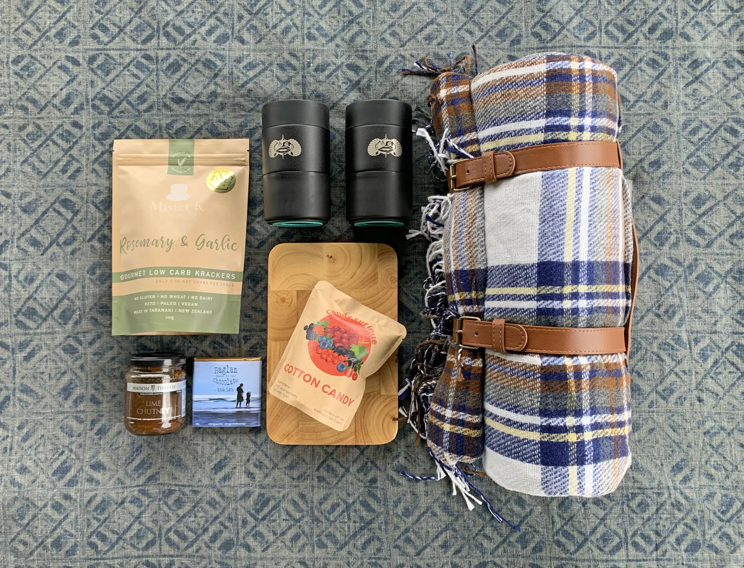 CHILL AND CHEERS GIFT BOX